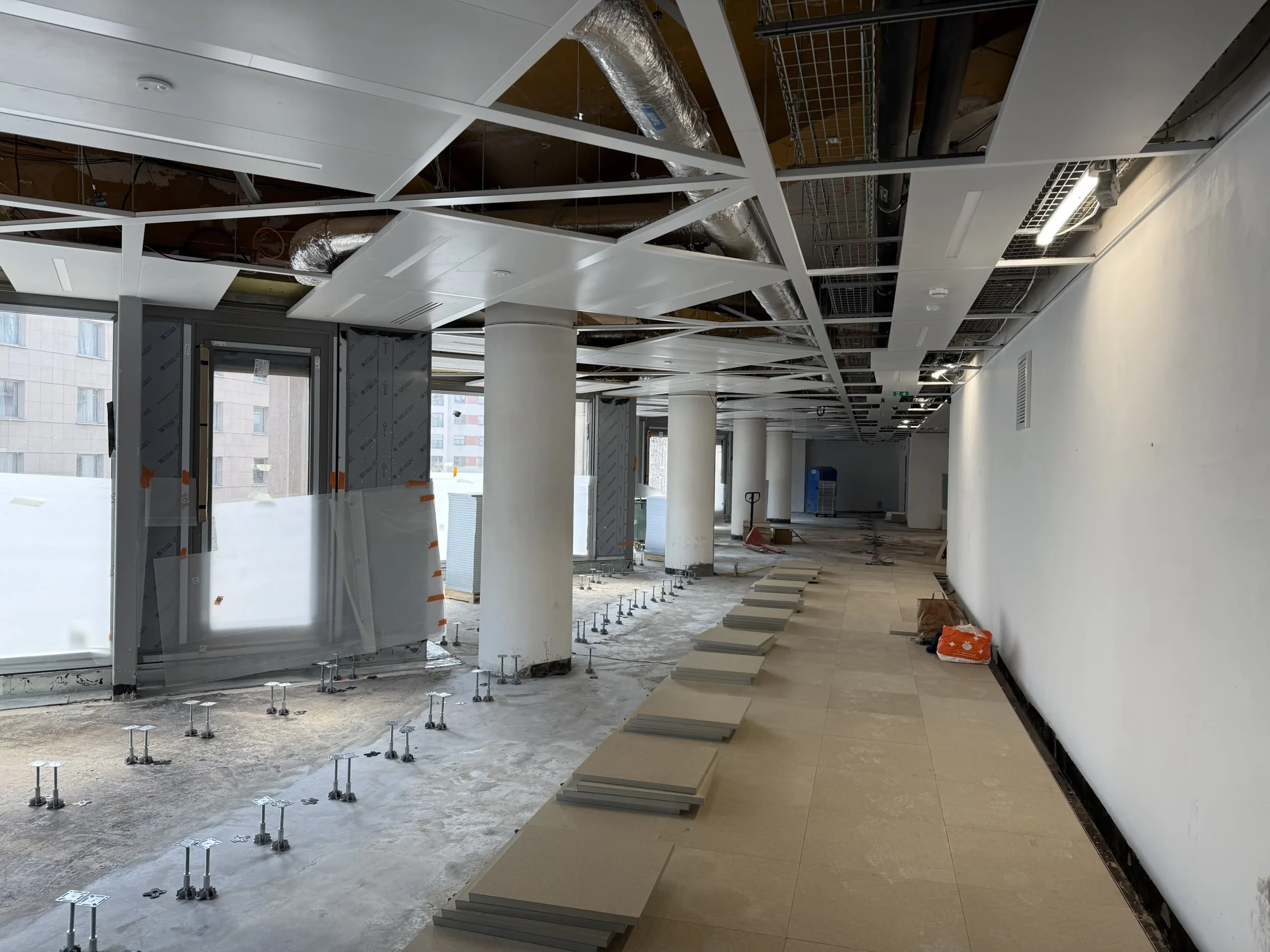 Installation de faux plancher neuf dans des bureaux