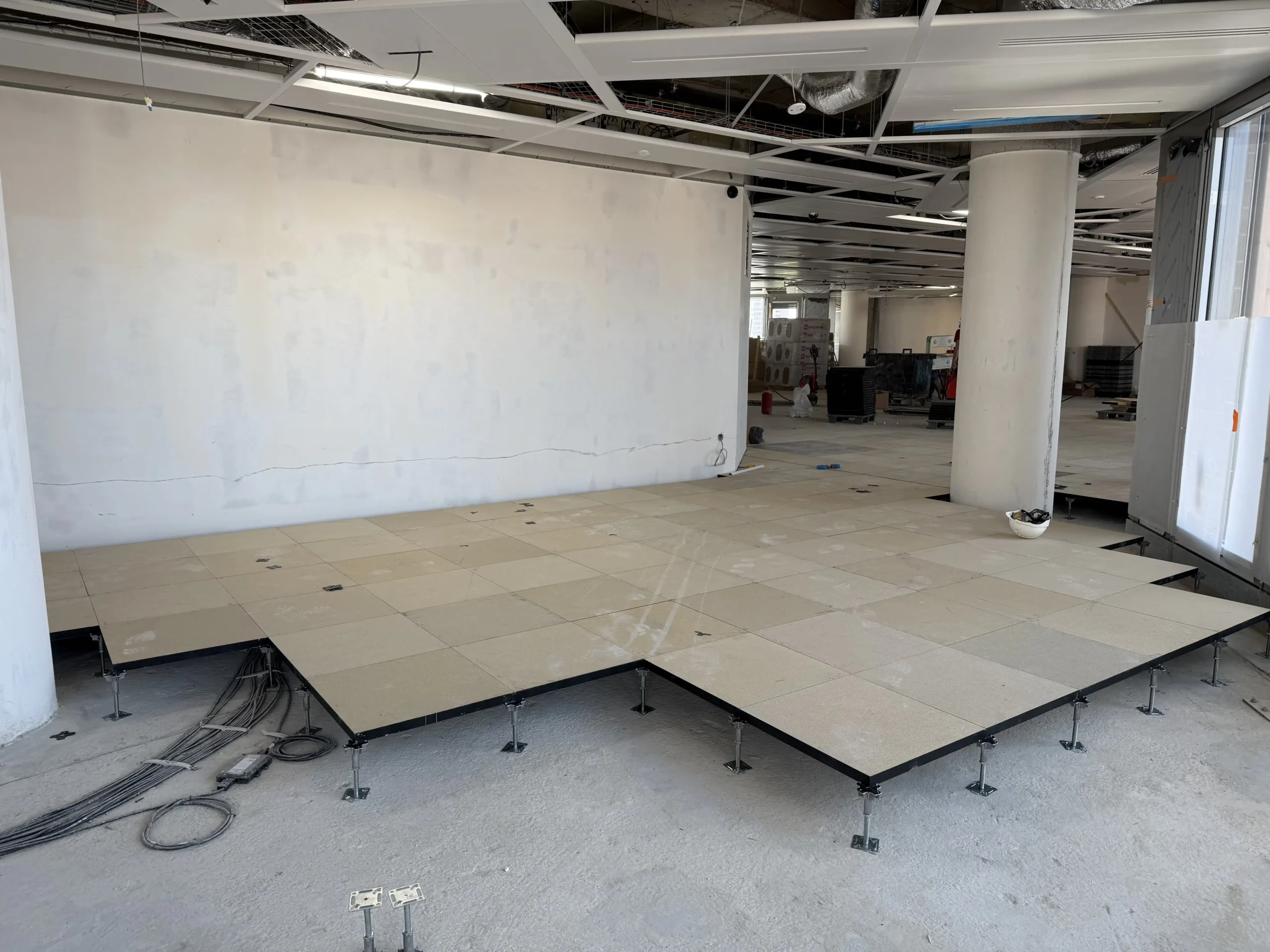 Installation de dalles de plancher technique issues du réemploi