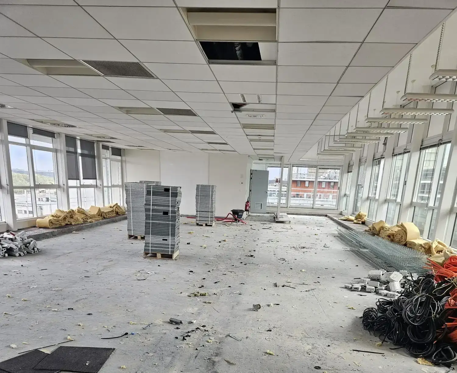 Dépose et démontage de dalles de faux plancher