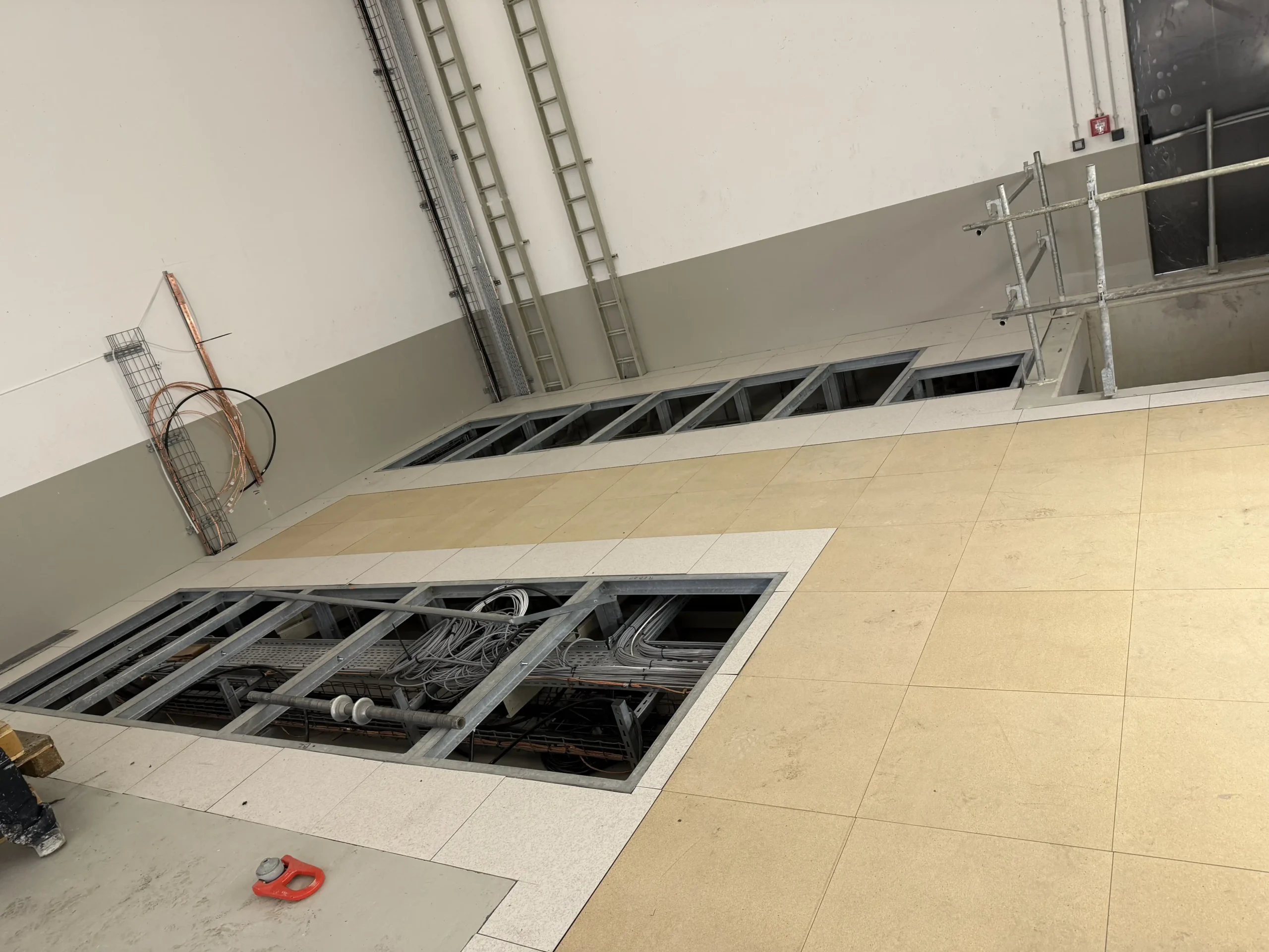 Remplacement de dalles et de vérins de faux plancher abîmés