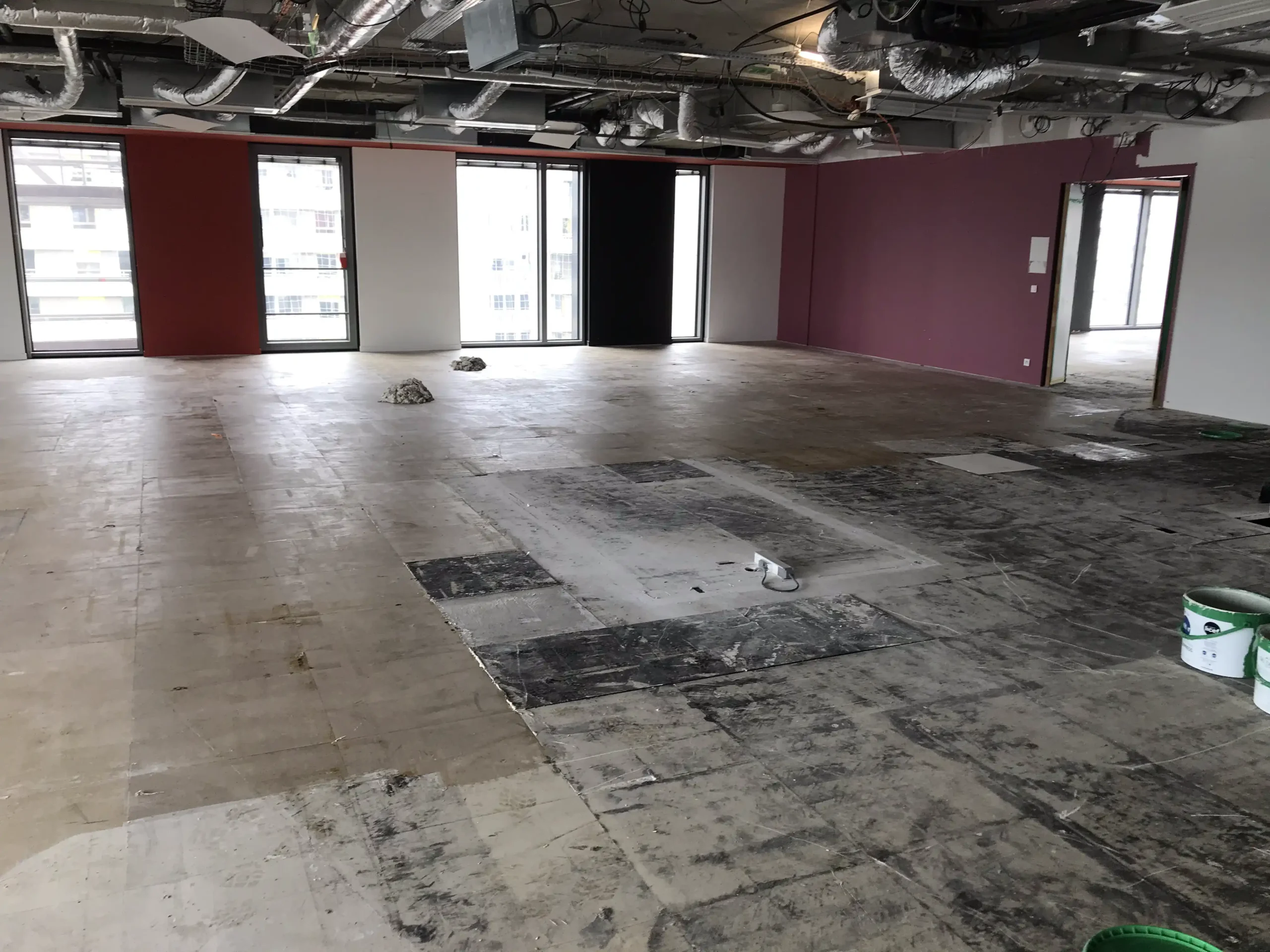 Remise en état de planchers technique avec un décapant